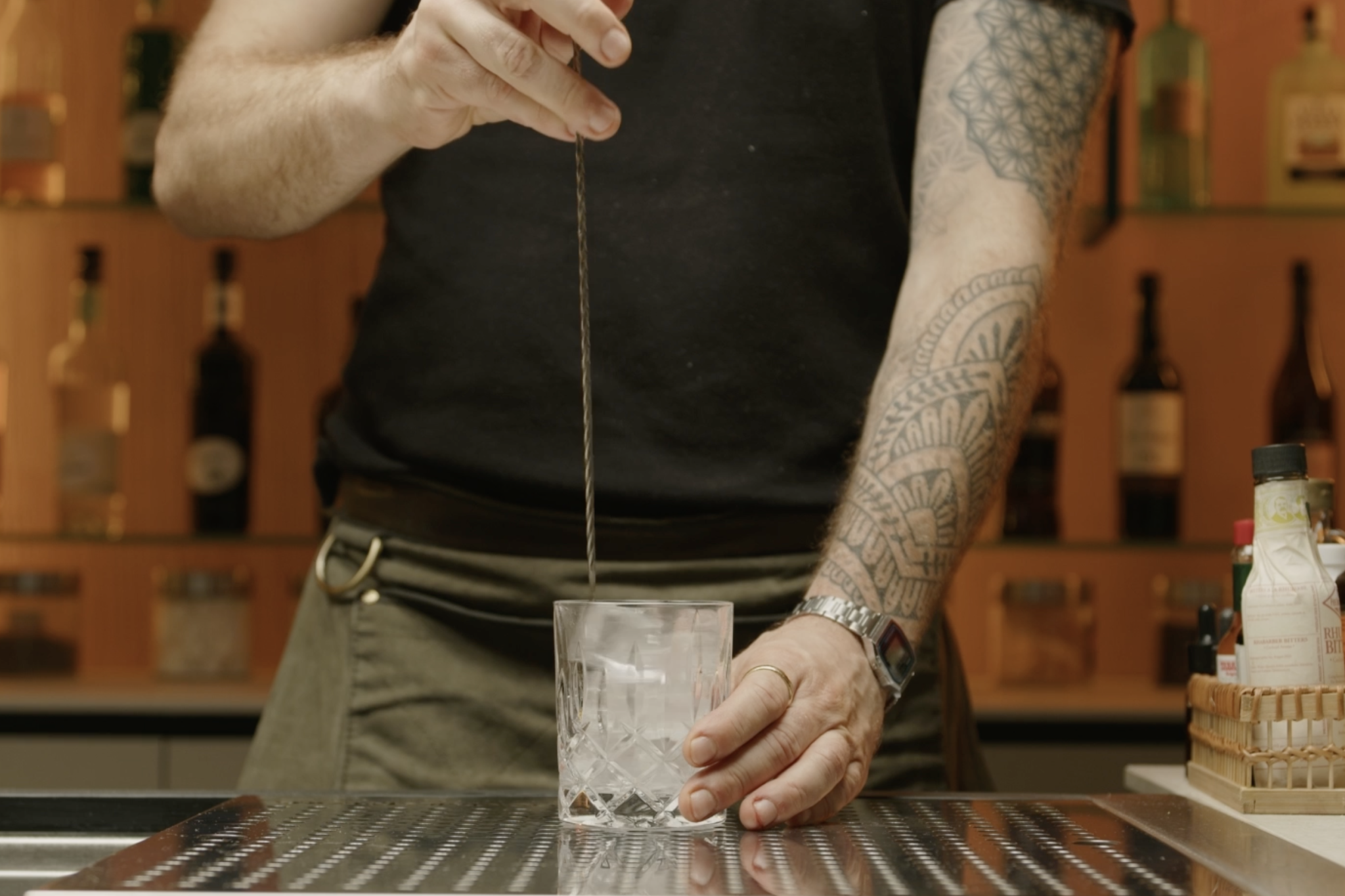 <p>Stir briefly the ice to chill the glass, then set it aside.</p>