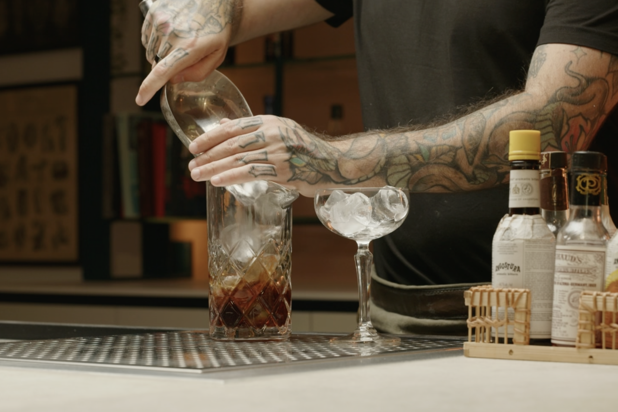 <p>Fill the mixing glass with ice cubes.</p>