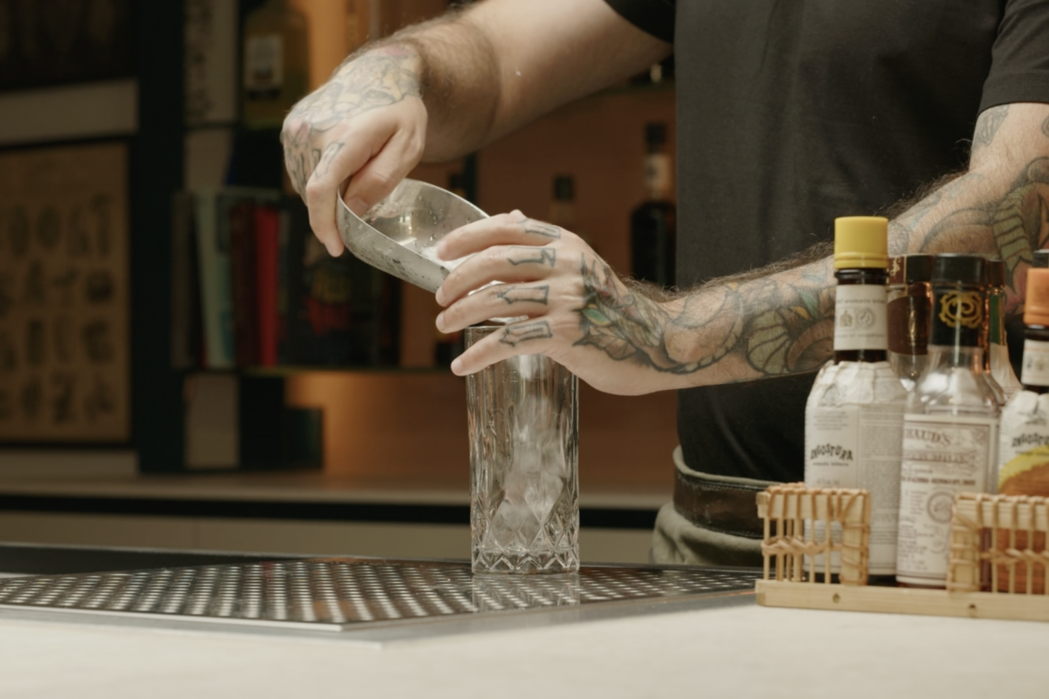 <p>Fill your highball glass with ice cubes to chill the drink.</p>