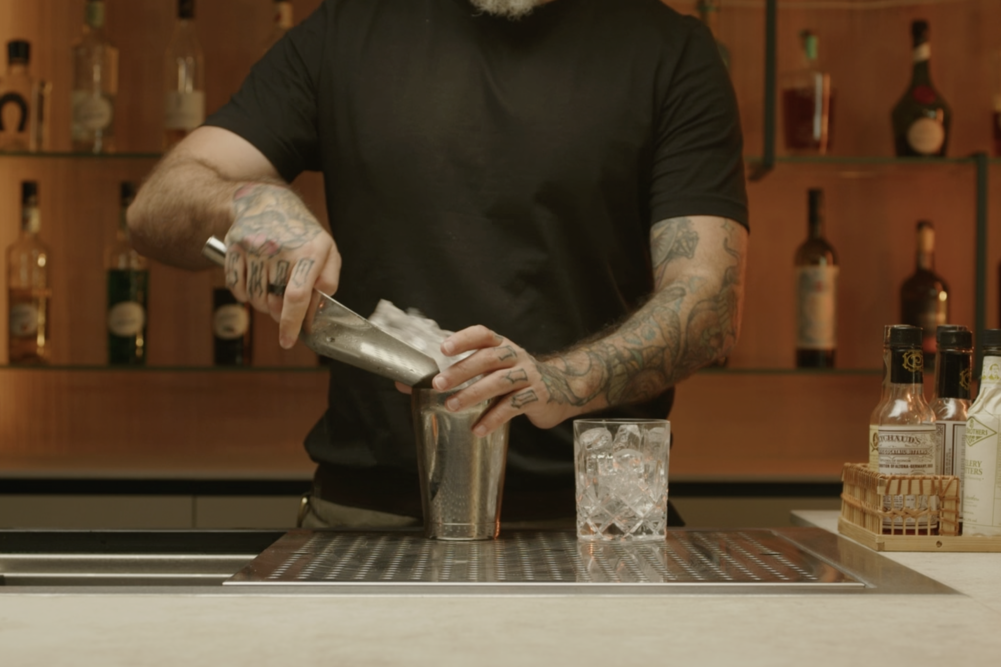 <p>Fill the shaker with ice cubes.</p>