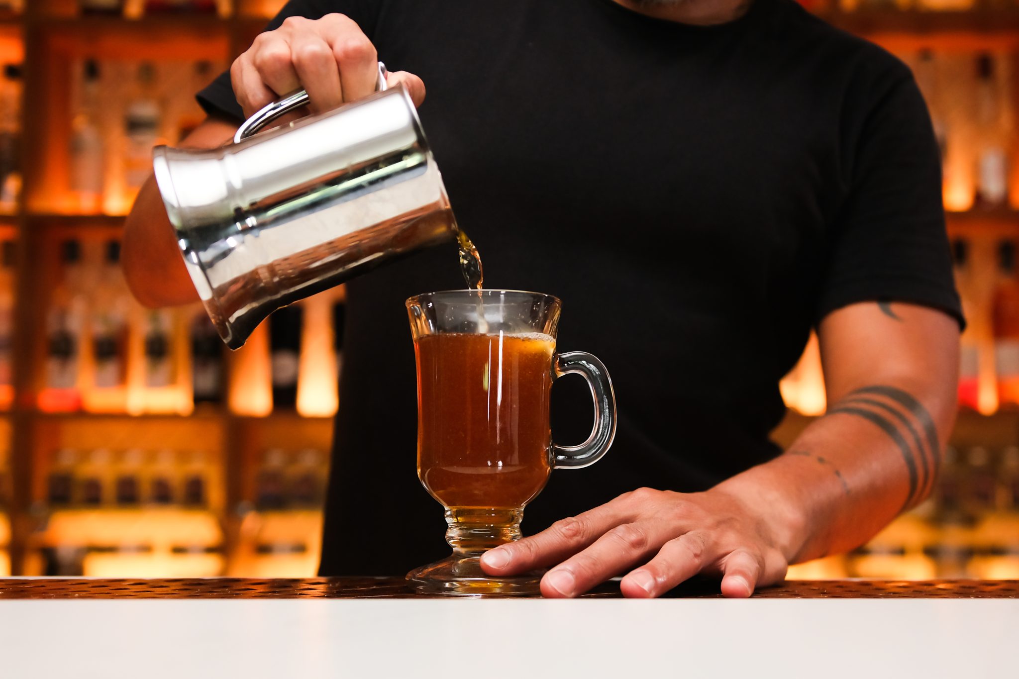 <p>Pour boiling water into the mug.</p>
