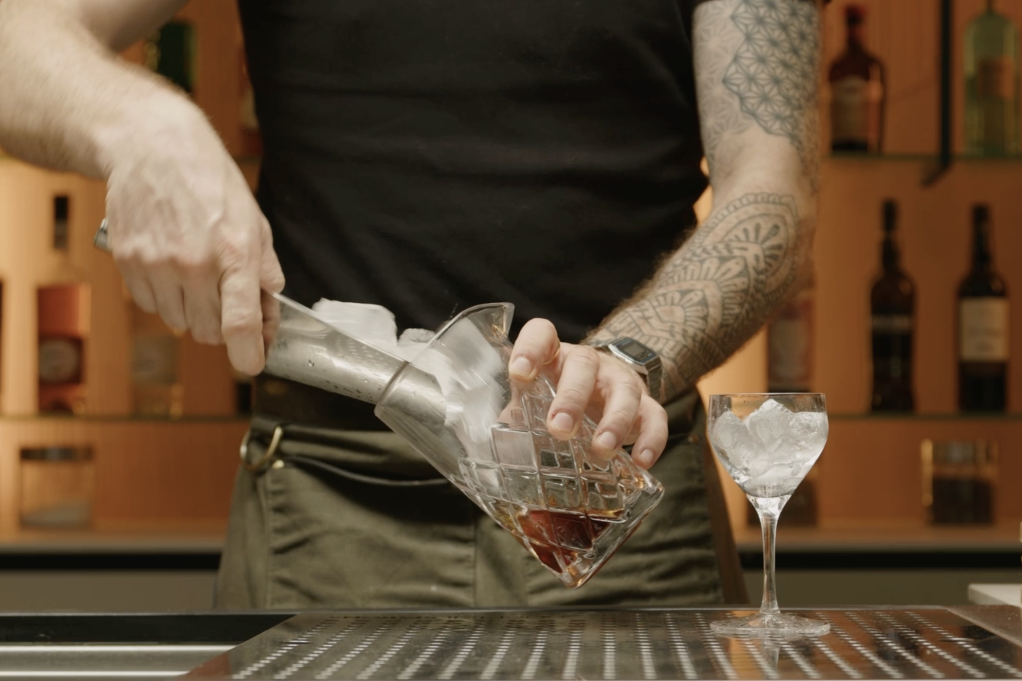 <p>Add ice cubes to the mixing glass.</p>
