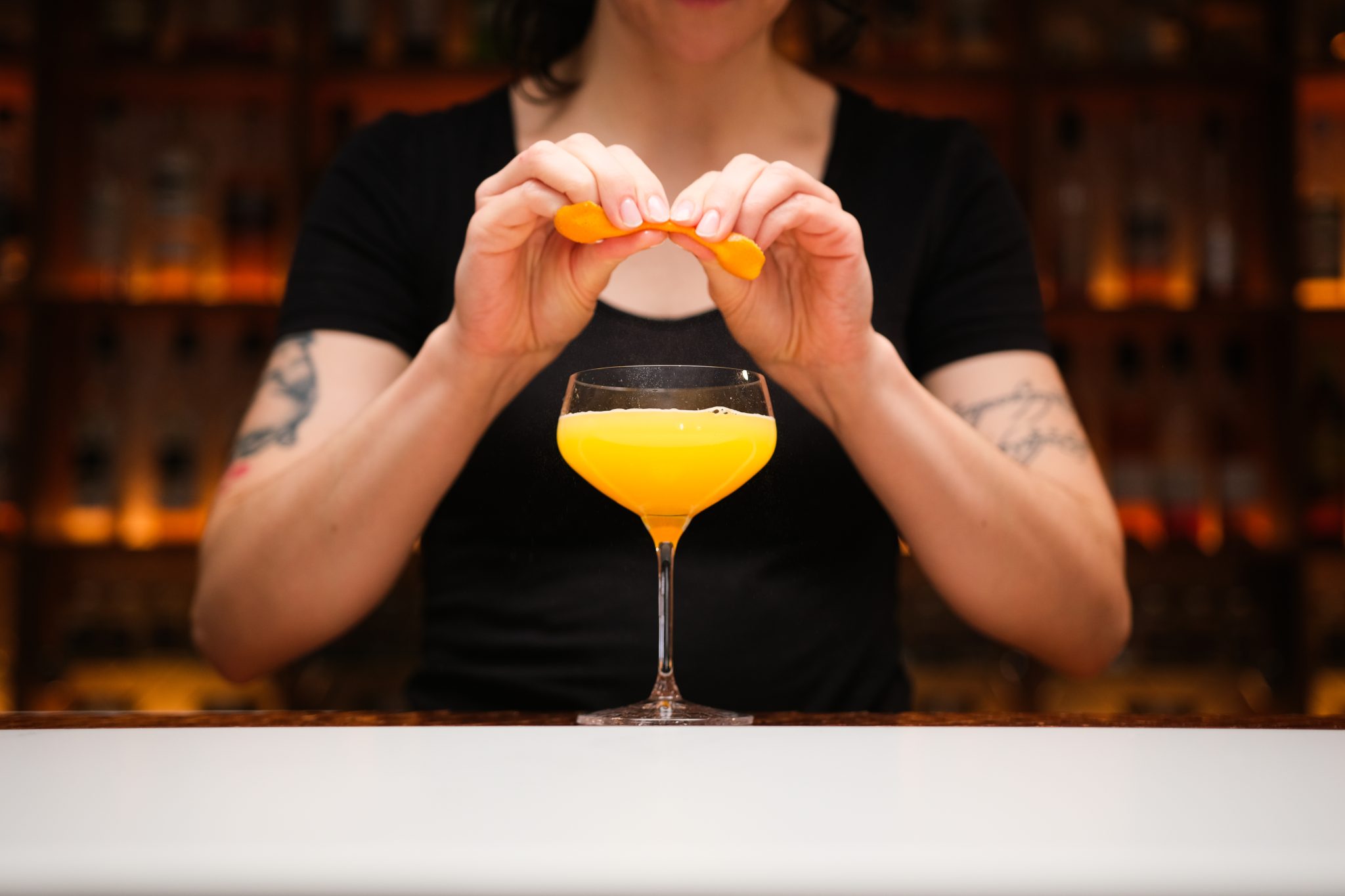 <p>For an aromatic touch, squeeze an orange peel over the glass.</p>
