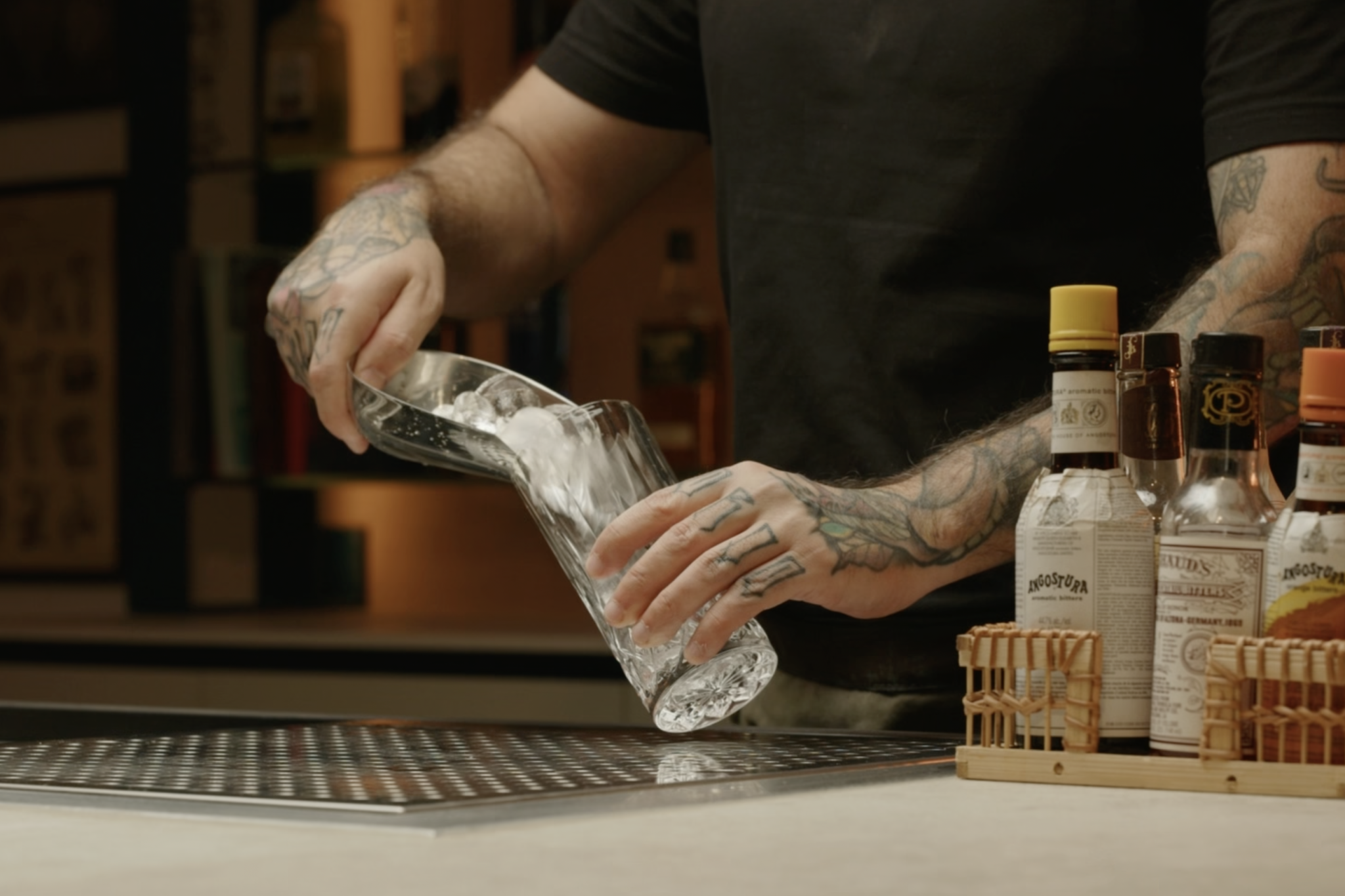 <p>Fill your Highball glass with ice cubes to chill the drink.</p>