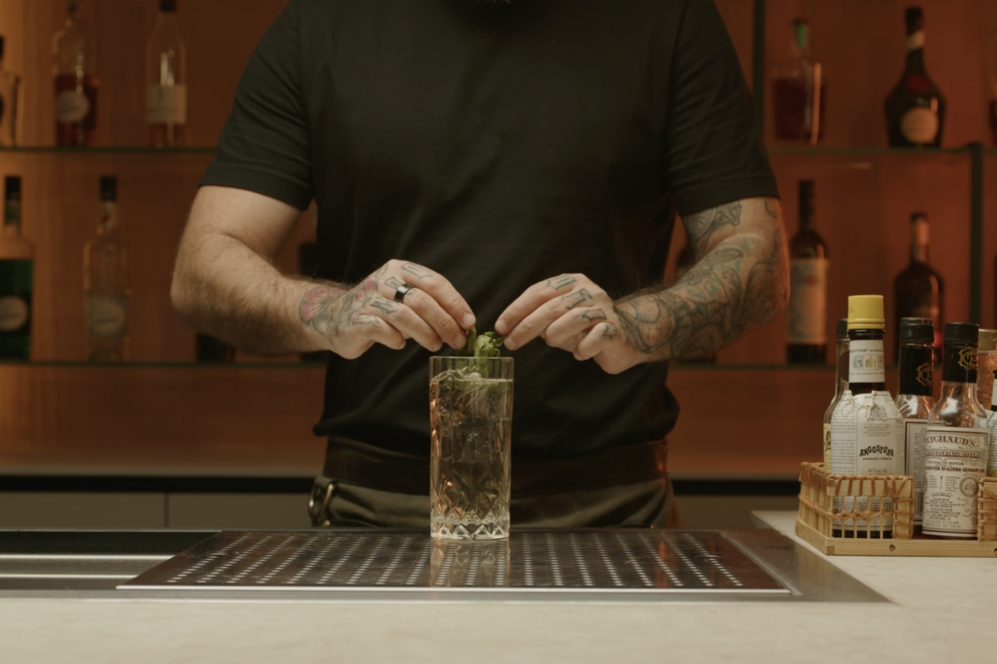 <p>If desired, place a peach slice or mint sprig into the glass for garnish.</p>