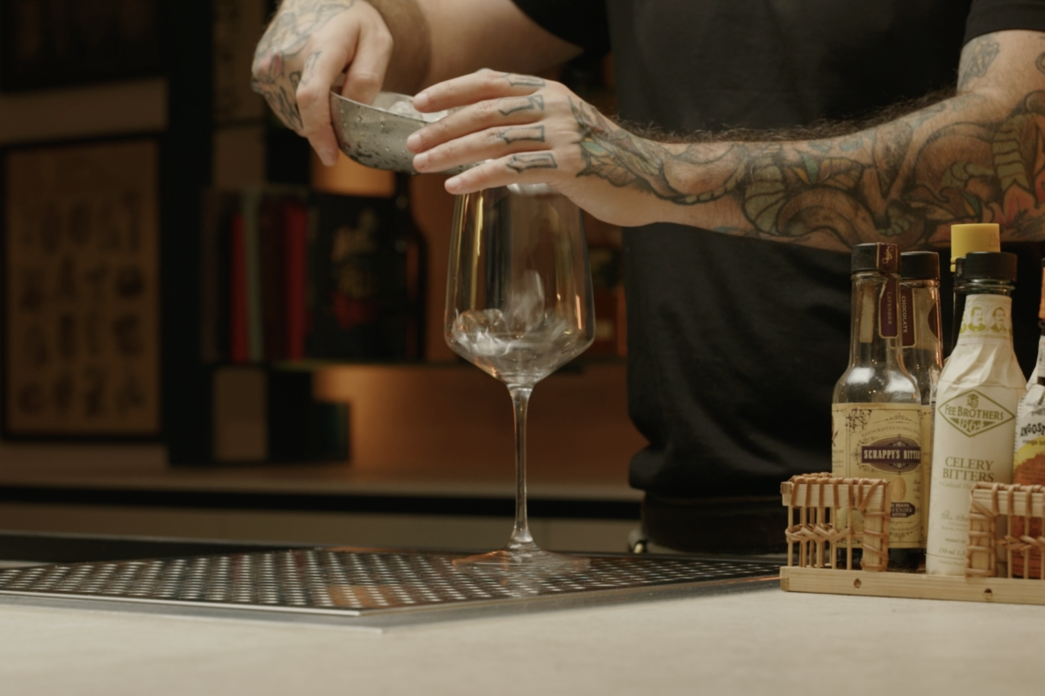 <p>Fill your Highball glass with ice cubes to chill the drink.</p>