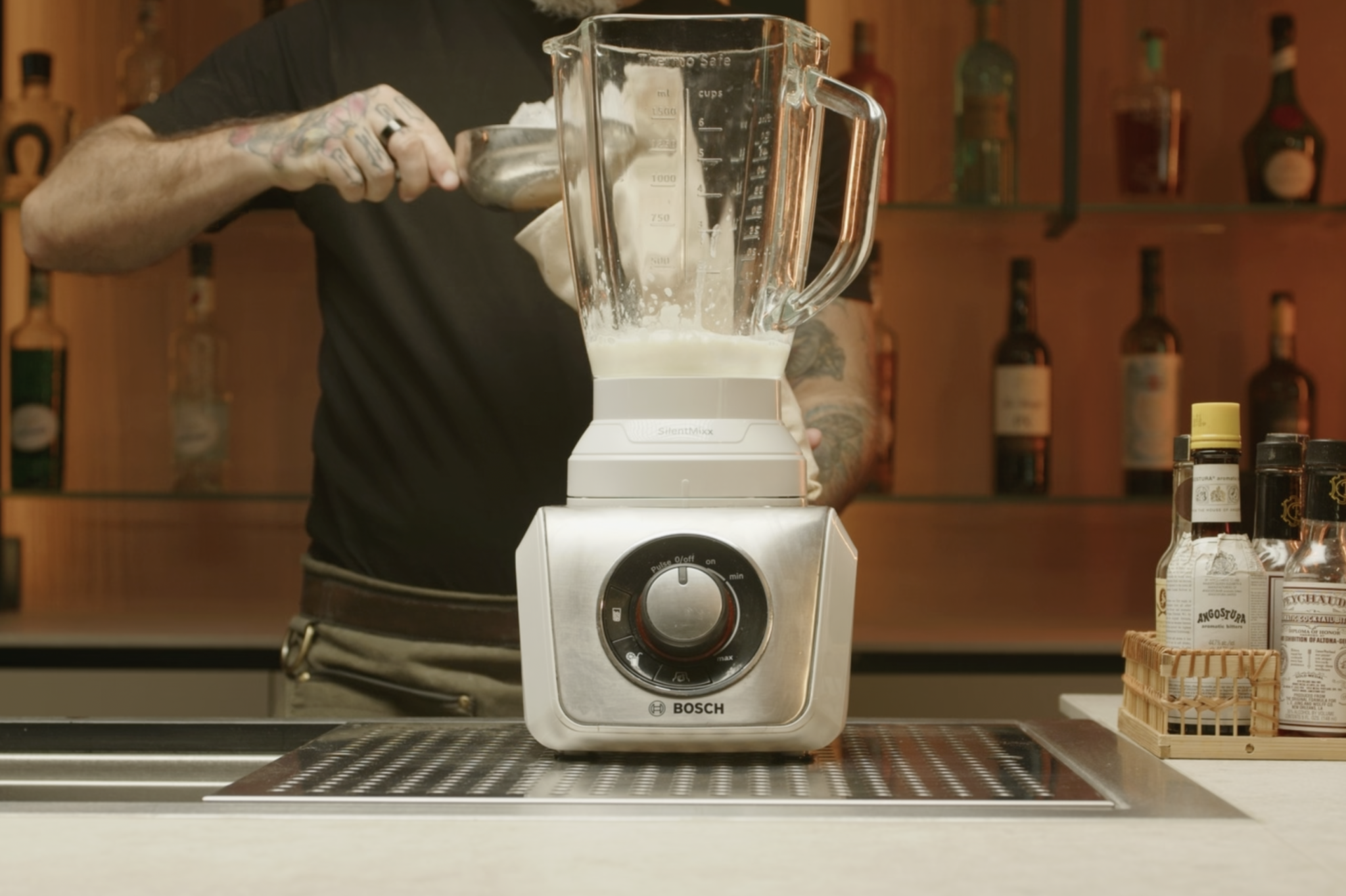 <p>Add 1 ice scoop of crushed ice.</p>