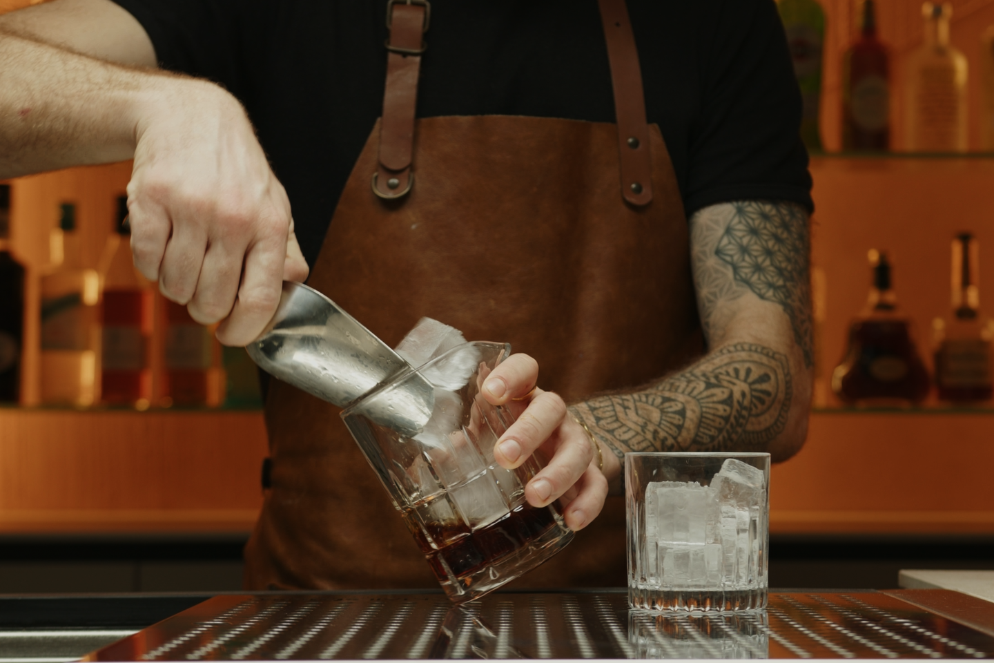 <p>Fill the mixing glass with ice cubes.</p>