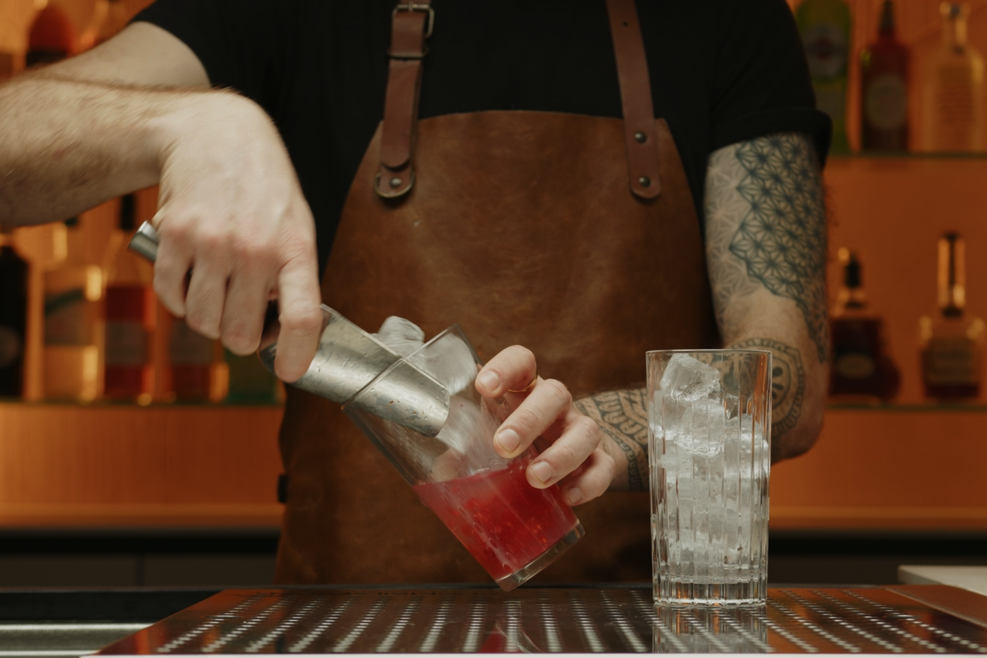 <p>Fill the shaker with ice cubes.</p>
