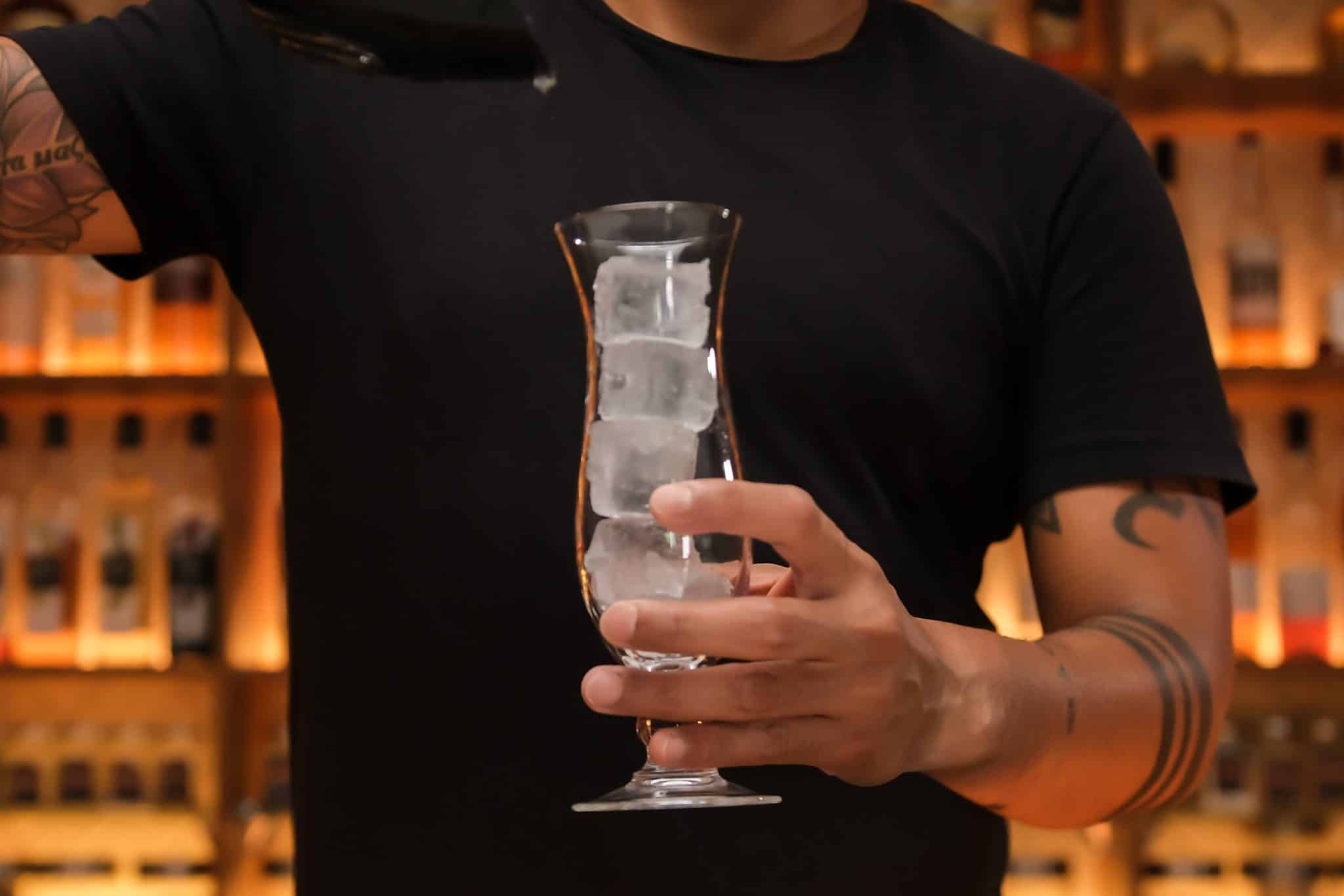 <p>Fill your highball glass or tiki mug with ice cubes to prepare the glass for the cocktail.</p>
