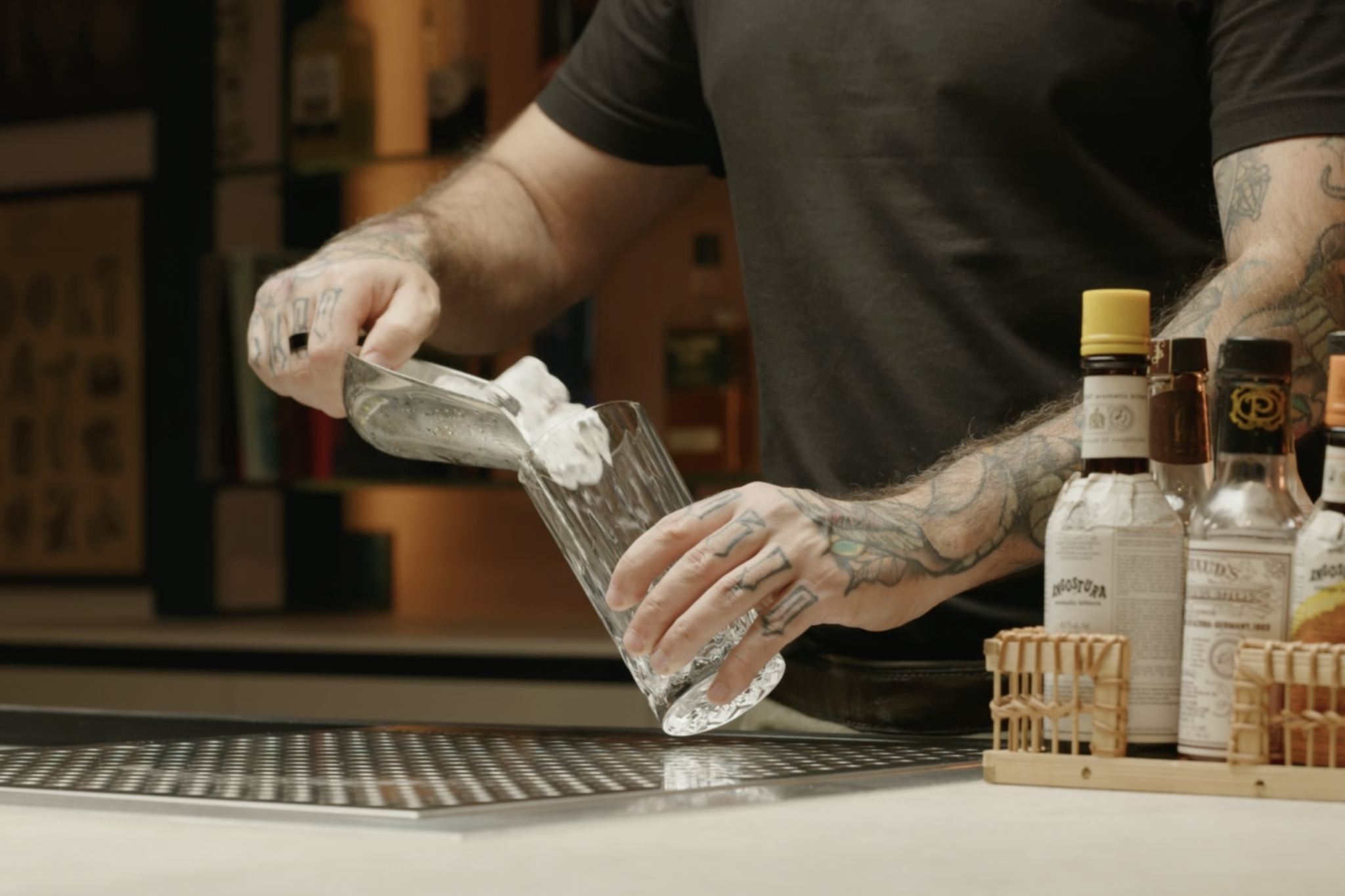 <p>Fill your Highball glass with ice cubes to chill the drink.</p>