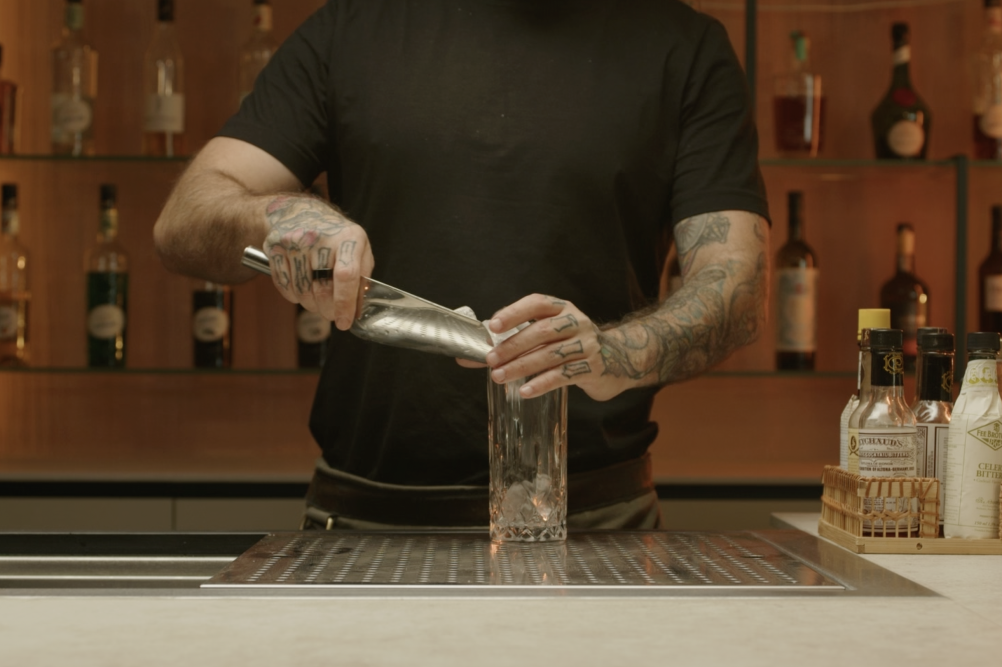 <p>Fill your highball glass with ice cubes to chill the drink.</p>