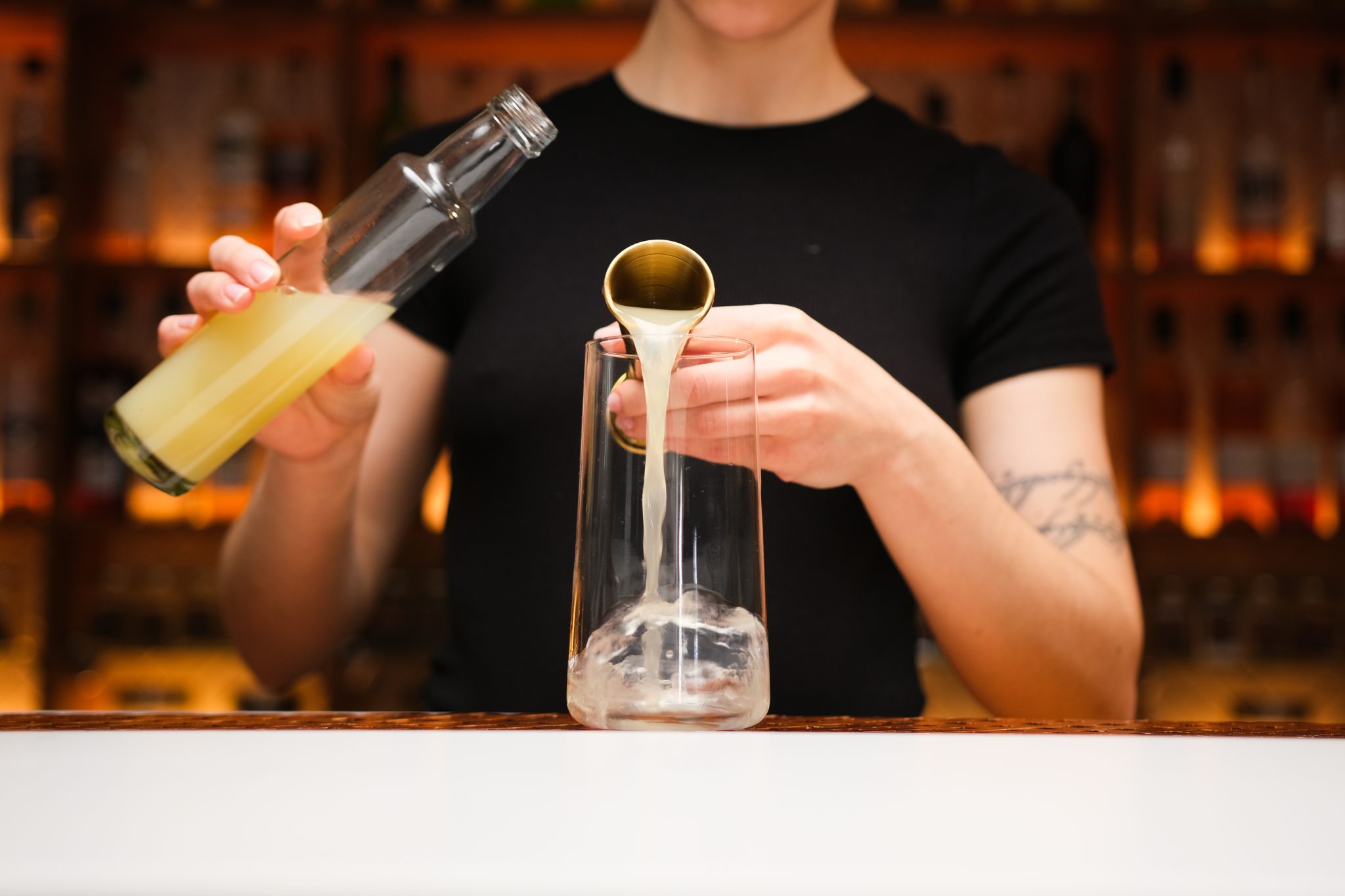 <p>Add fresh lemon juice to the highball glass.</p>
