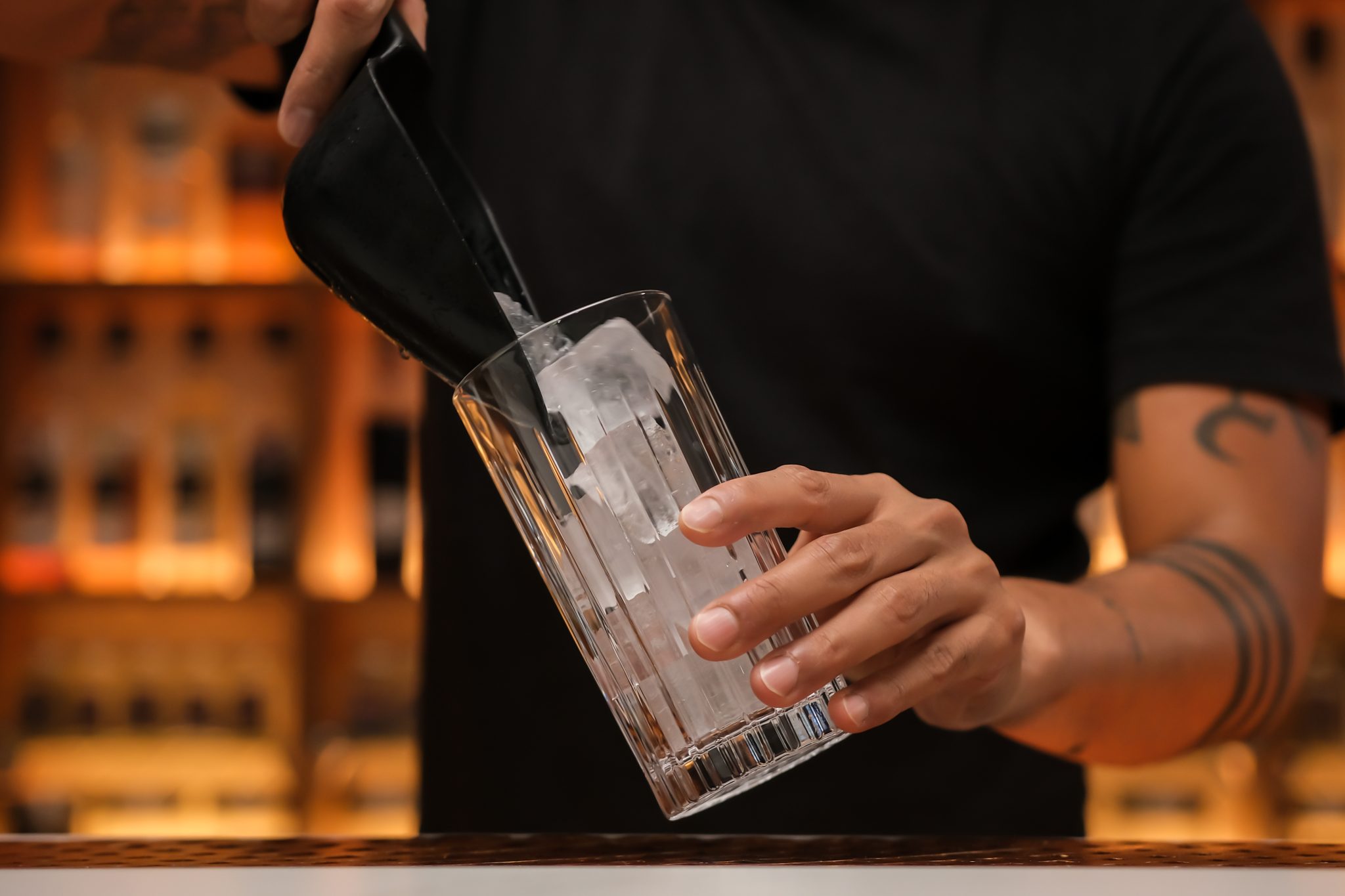 <p>Fill your glass with ice cubes to chill it for the mixture.</p>
