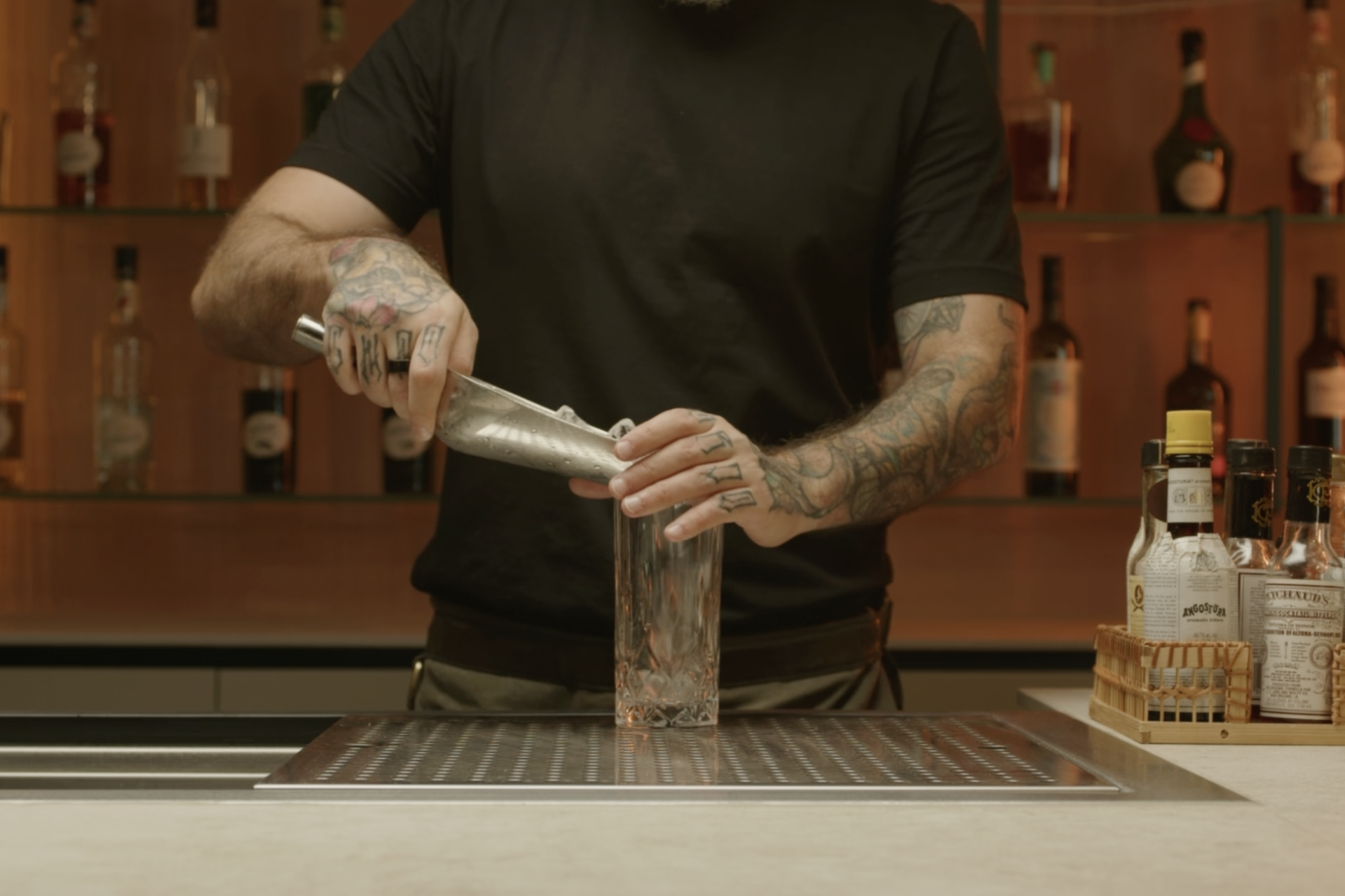 <p>Fill your highball glass with ice cubes to chill the drink.</p>